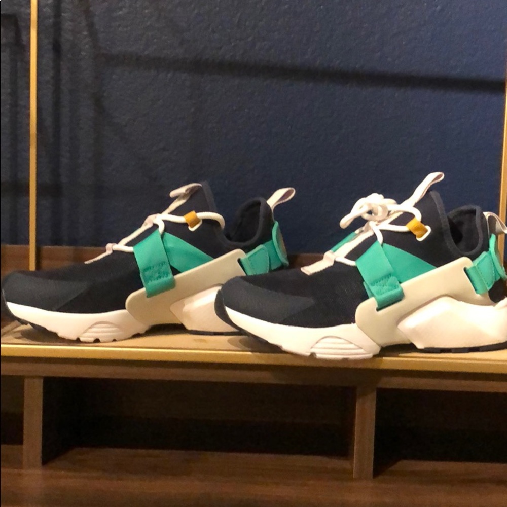 Air Huaraches city lows Women’s size 8 Nike